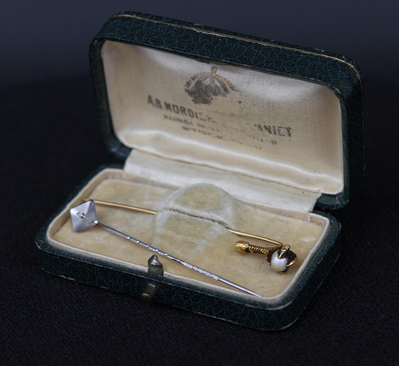 SLIPSNÅLAR, 2 st, 18K guld.