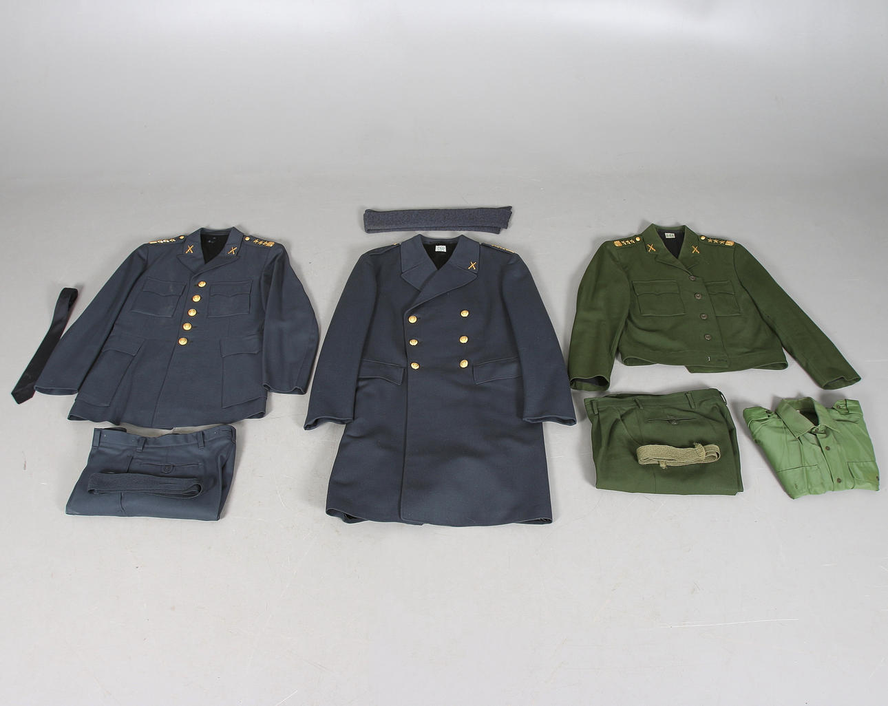 UNIFORMER, 3 st, Kaptens grad, Svenska Armen. 1900-talets sista kvartal.