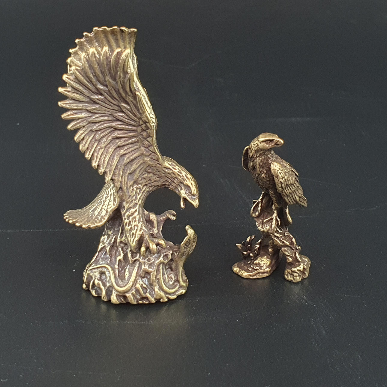 - Zwei Miniaturfiguren "Adler" - Gelbbronze.