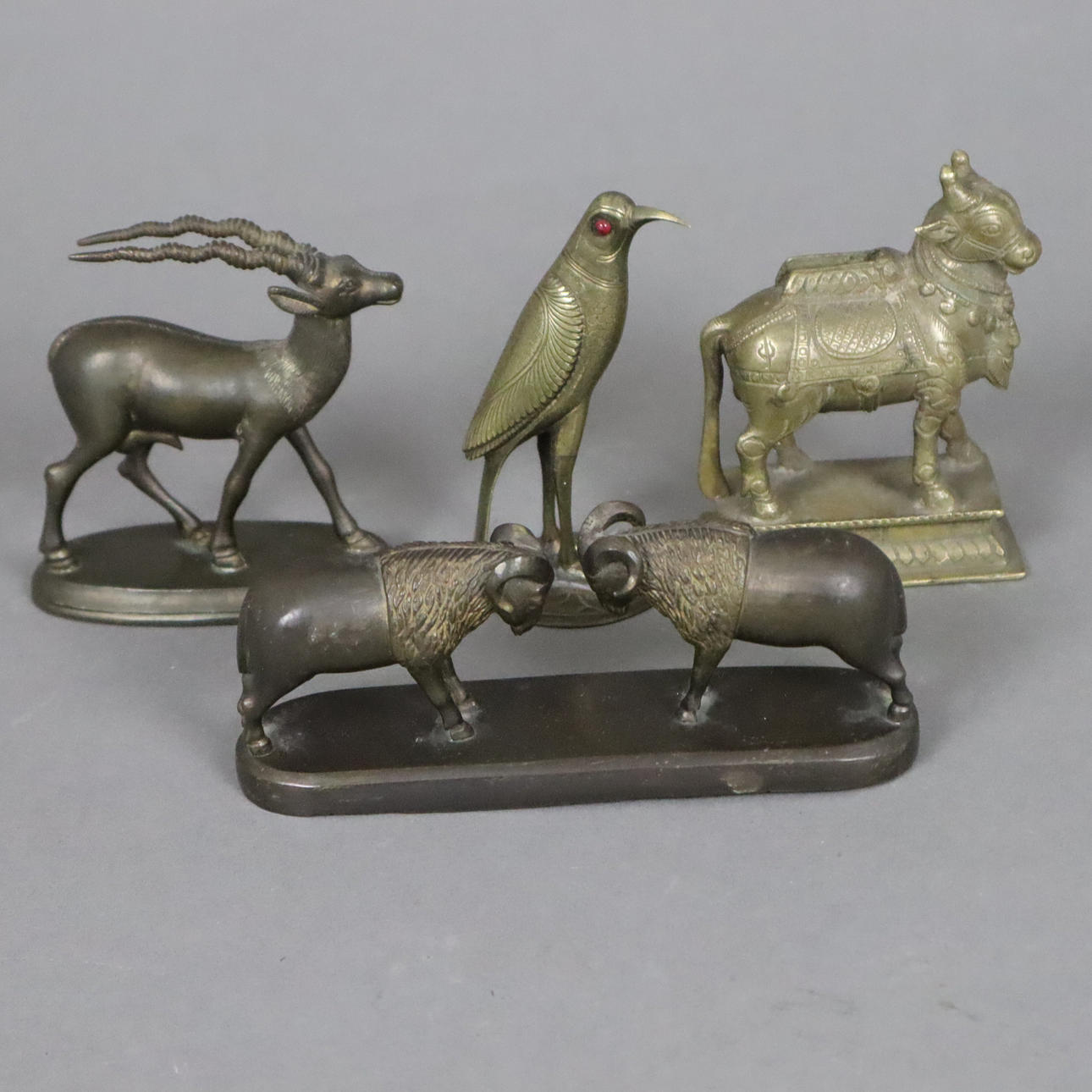 - 4 små bronsfigurer - mestadels Indien.