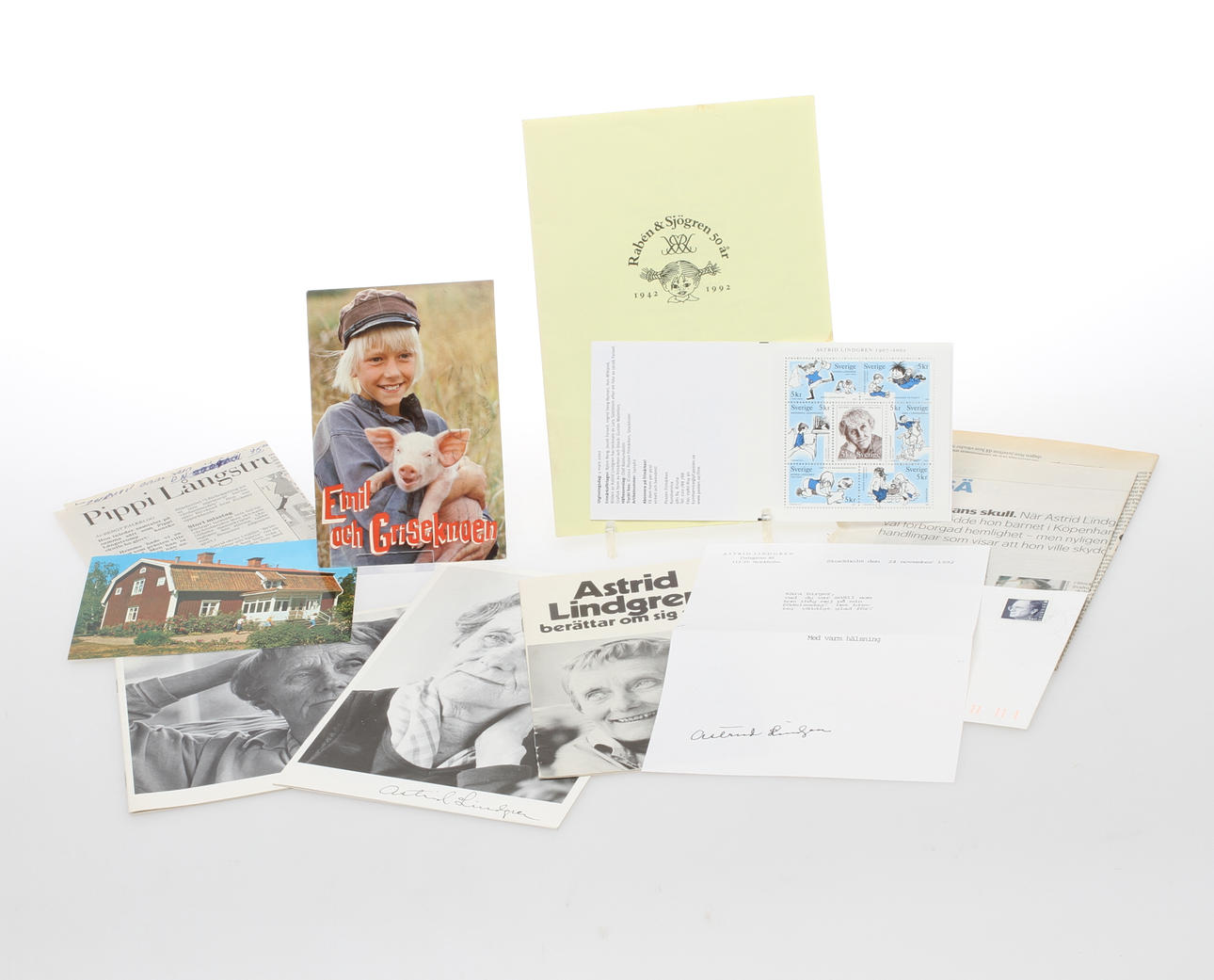 ASTRID LINDGREN, signerat brev samt egenhändigt skrivet vykort.