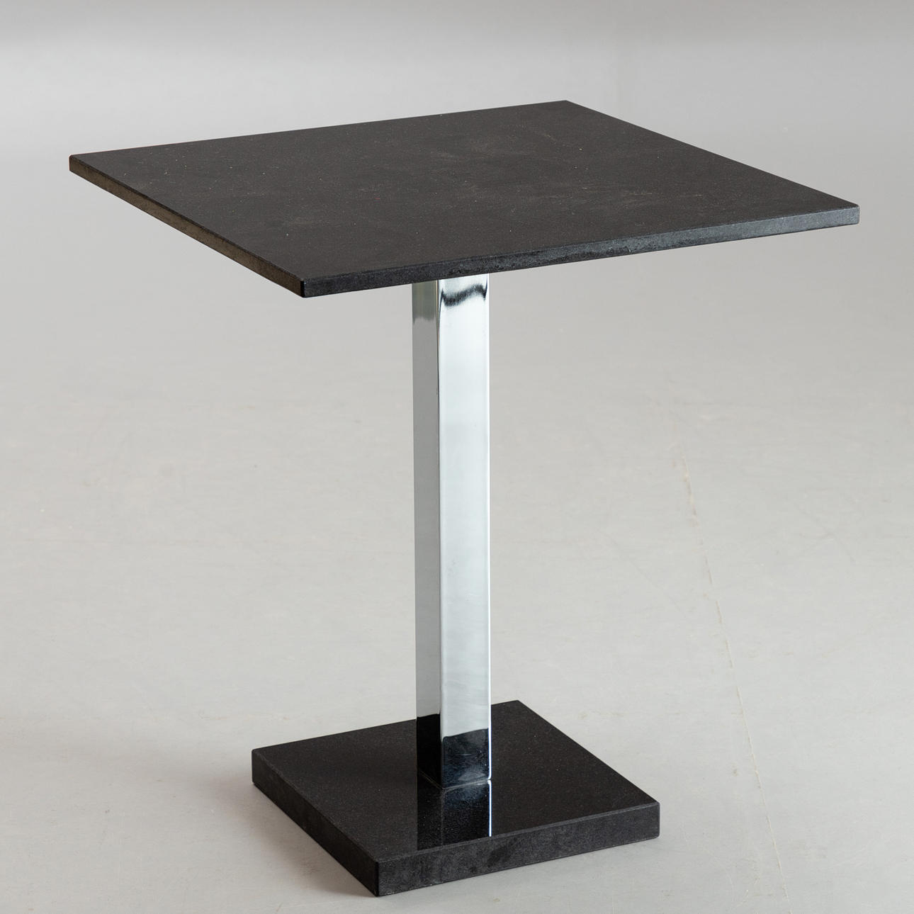 INOX. Bistrotisch mit Granitplatte.