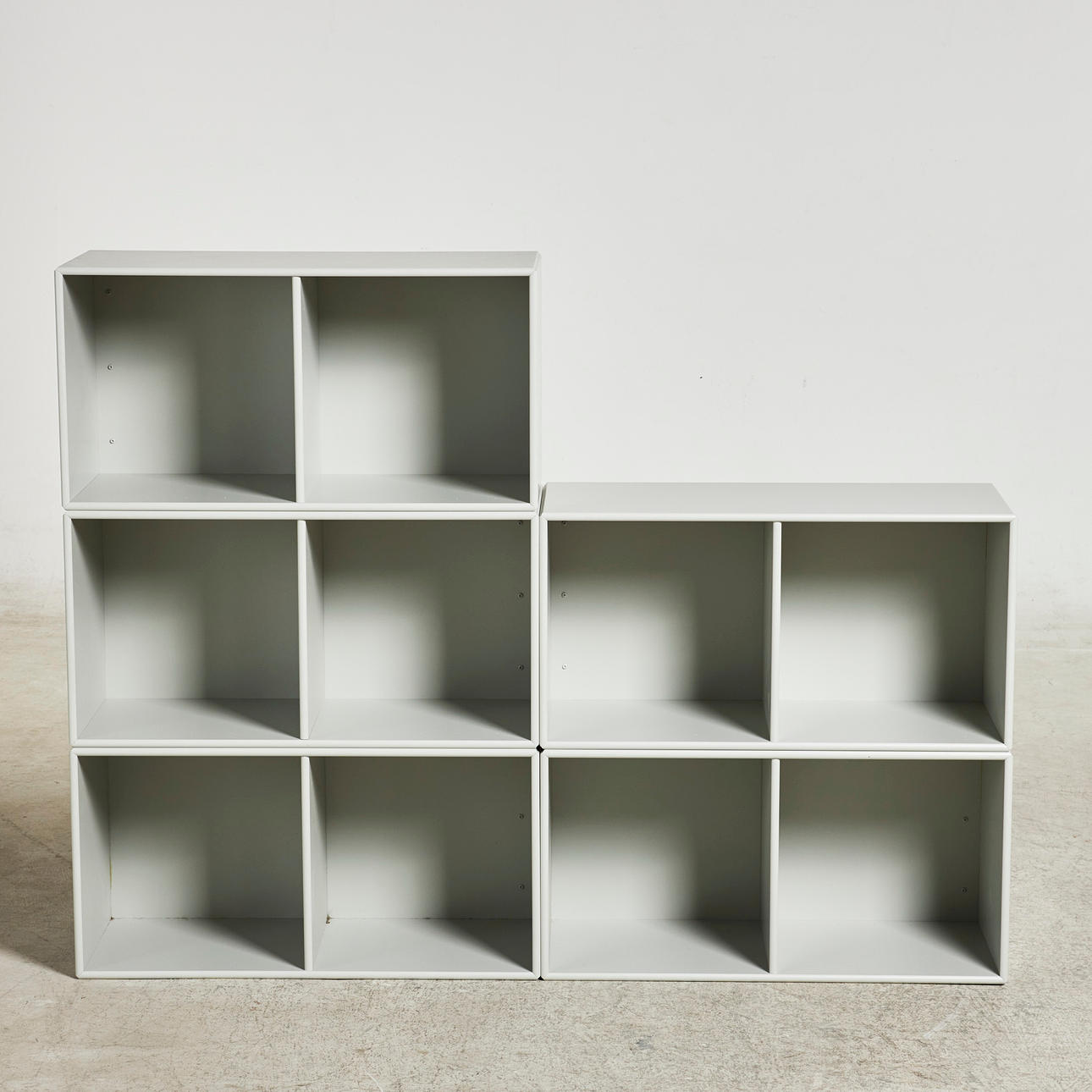 REGALSYSTEM, 5 Module, "Wave", für Montana, MDF lackiert, in der Farbe "Nordic", wandhängend.