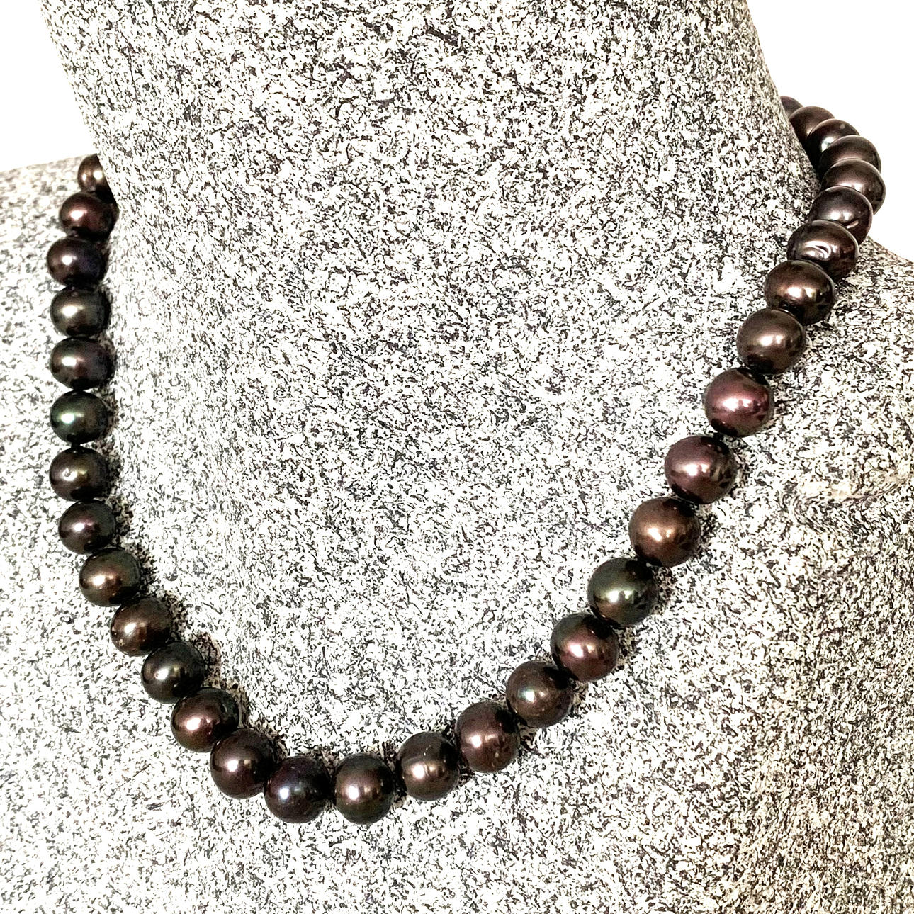 GRÅ KULTURPERLEKÆDE PÅ SØLVKÆDE.