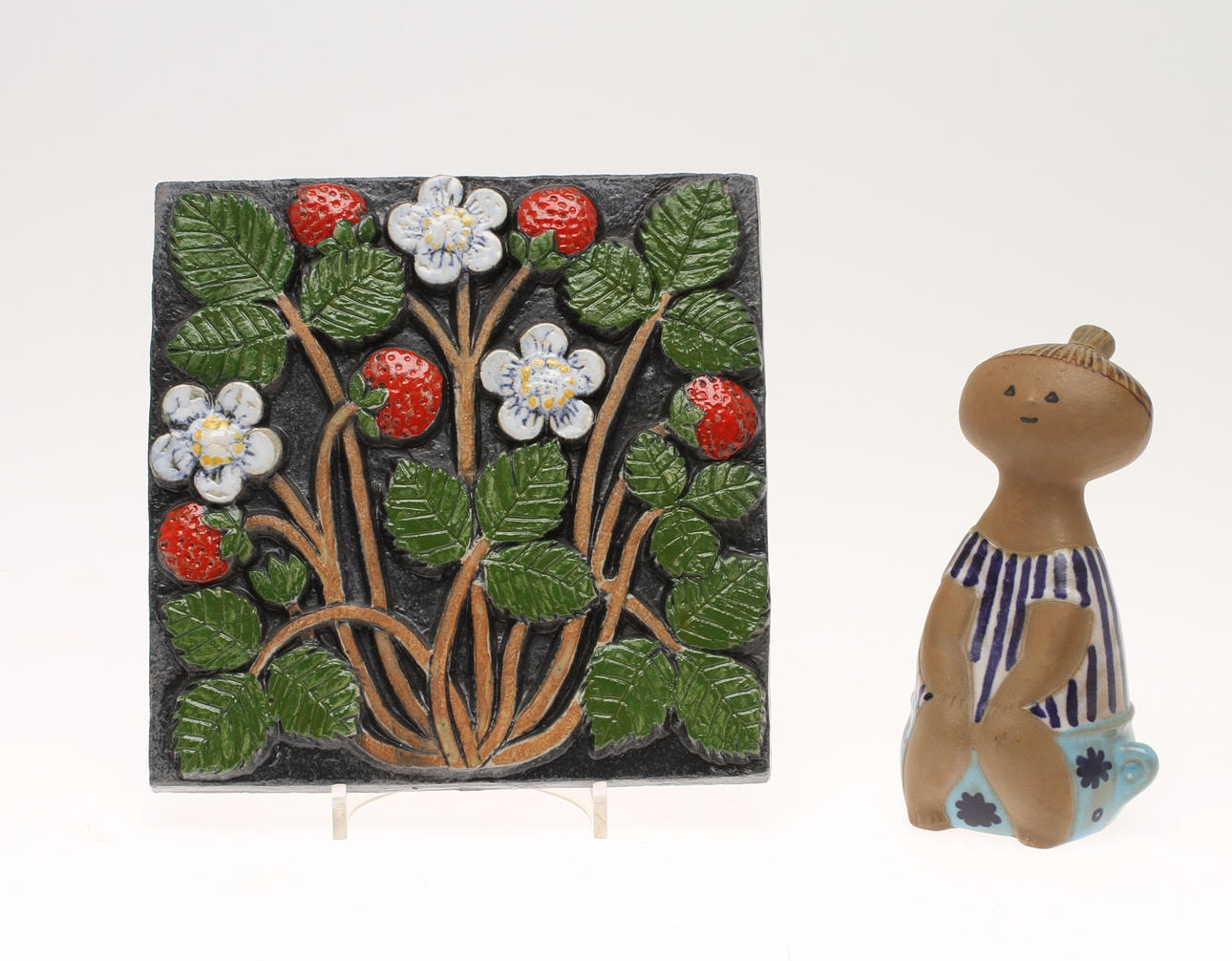 FIGURIN samt VÄGGPLAKETT, keramik, Lisa Larson, Gustavsberg. 1900-tal.