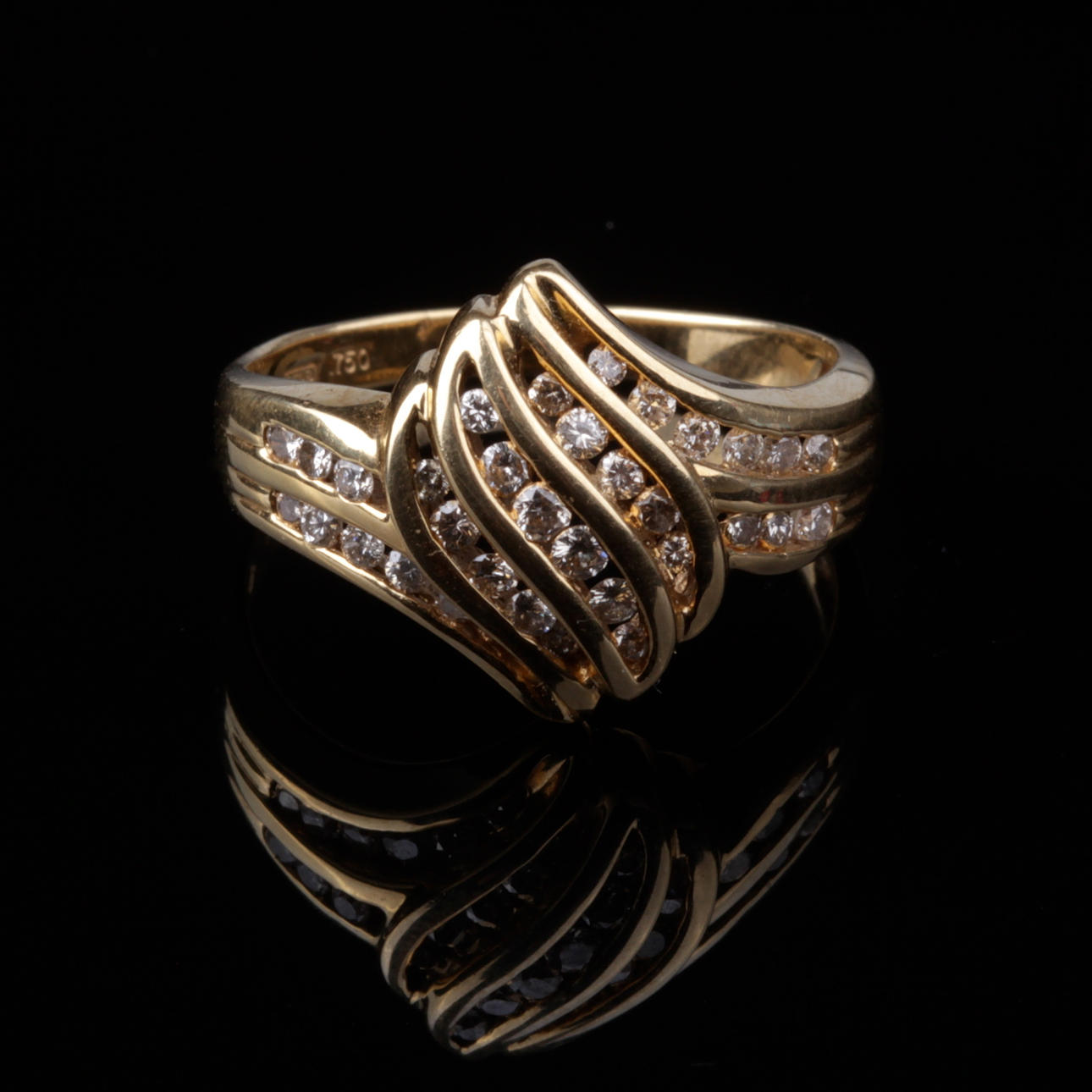 RING, med 34 briljanter, 18k guld, vikt ca 6,42 gram.