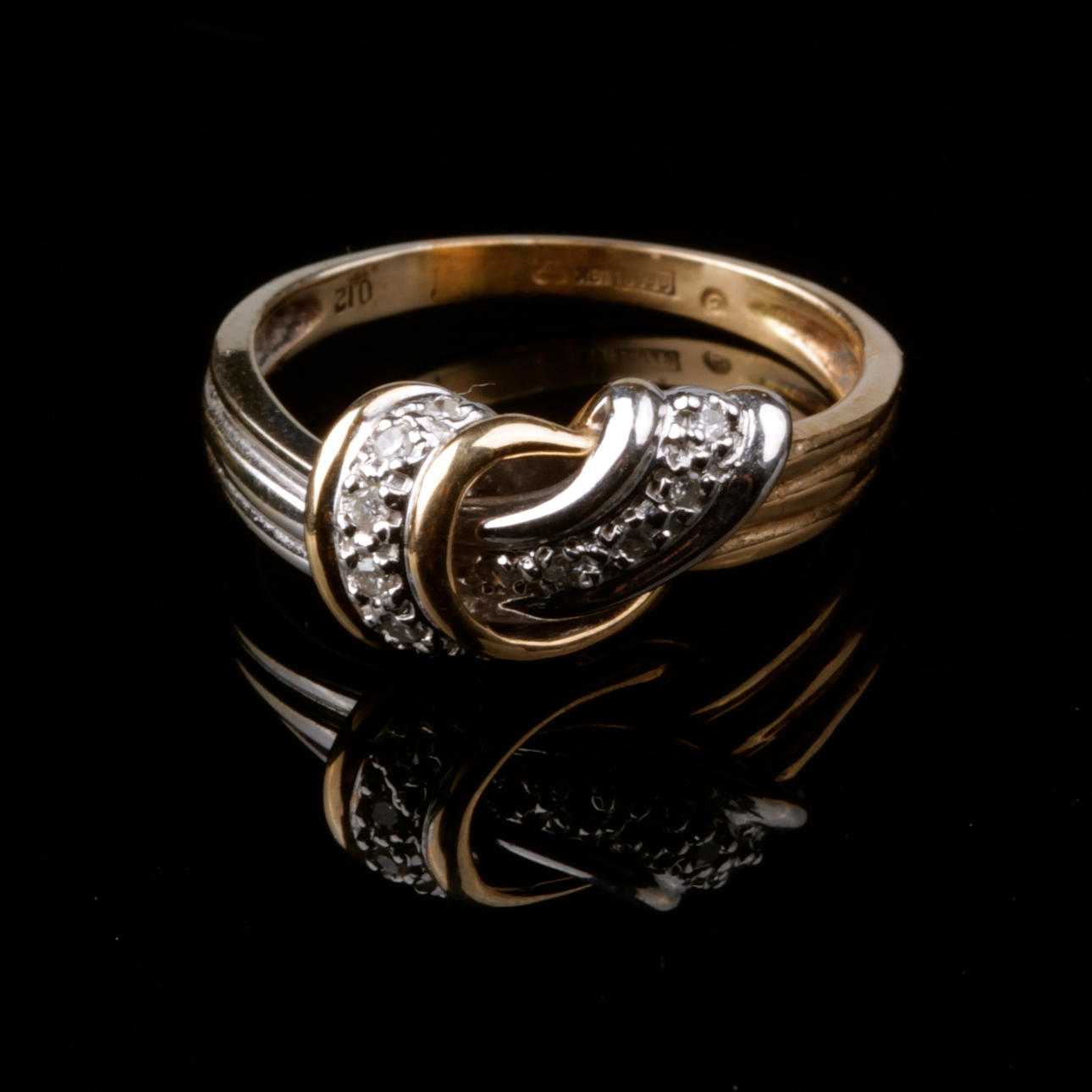 RING, med diamanter, 18k guld/vitguld, vikt ca 5,5 gram.