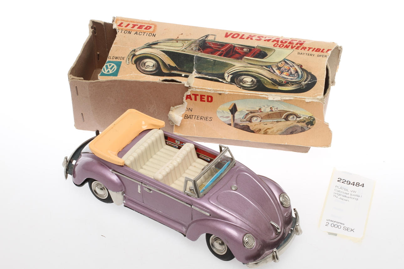 PLÅTBIL VW Cabriolet ljuslila i originalkartong. TN Japan.