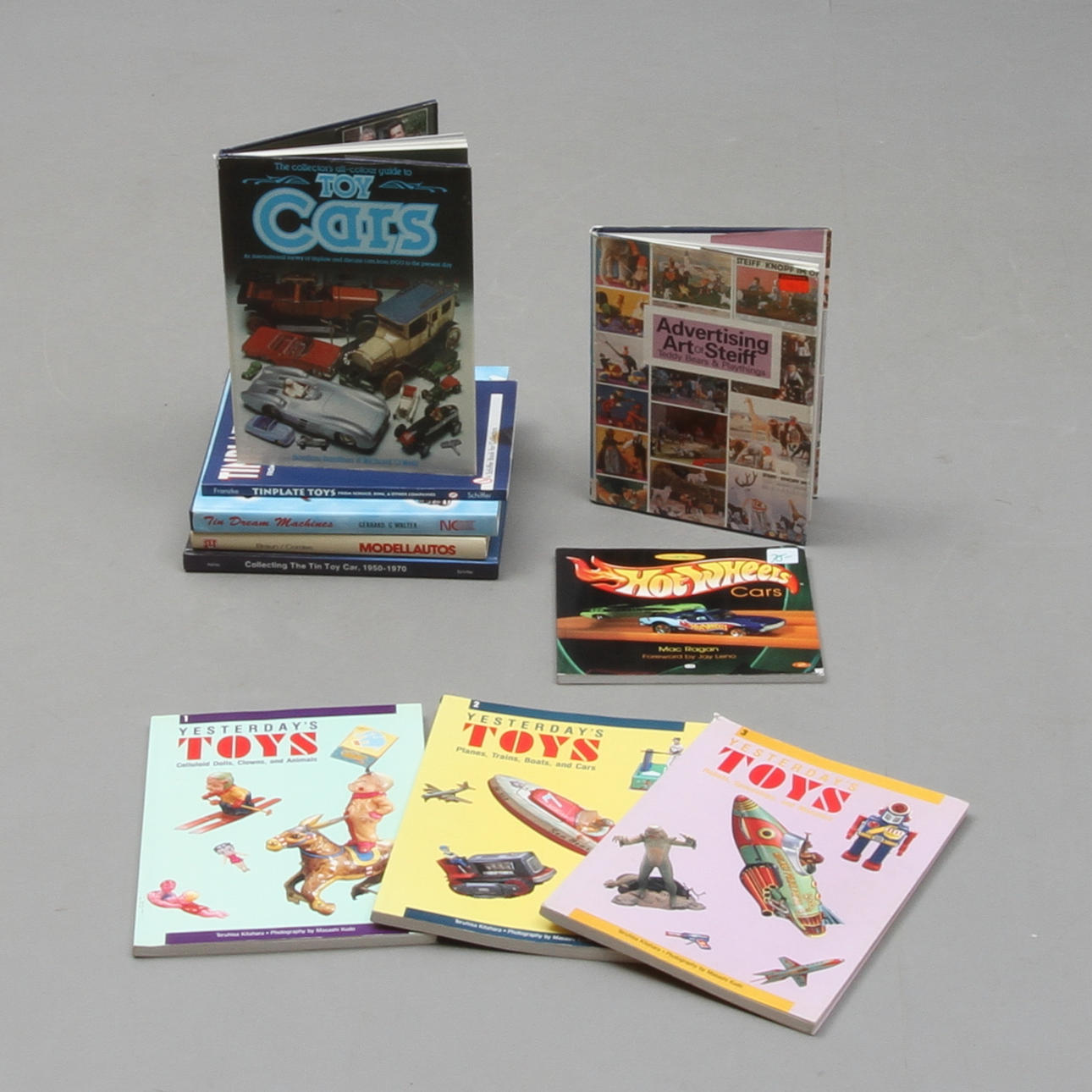 BÖCKER mest om plåtleksaker. 10 stycken.