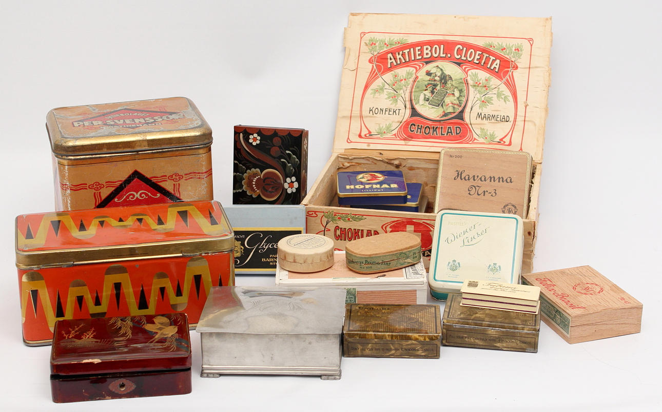 PLÅTBURKAR OCH TRÄASKAR, 19 stycken.