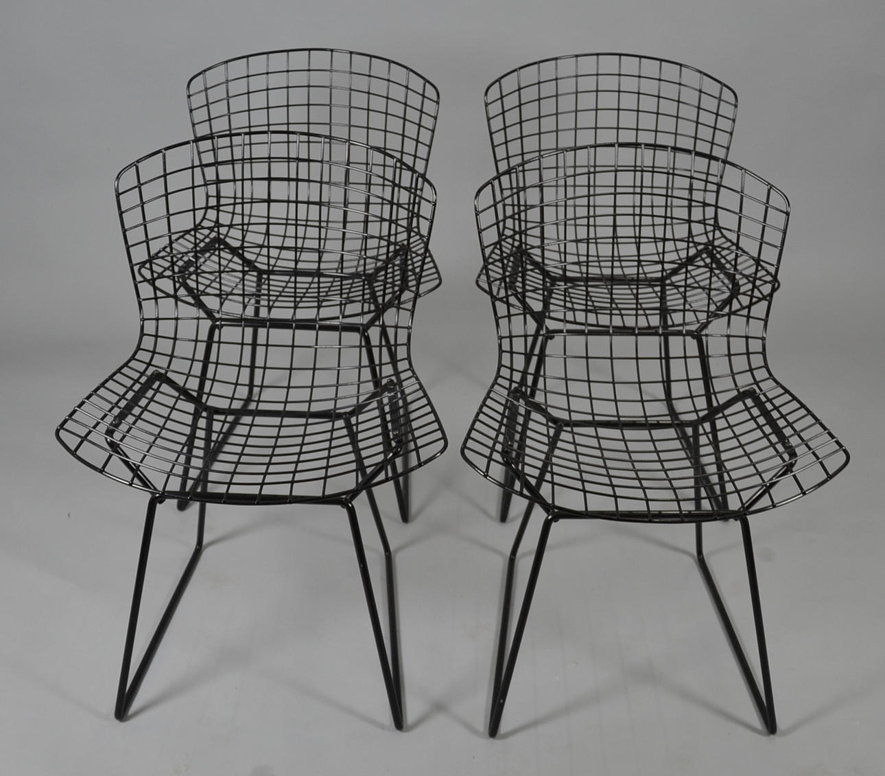 HARRY BERTOIA. Fyra tråd stolar.