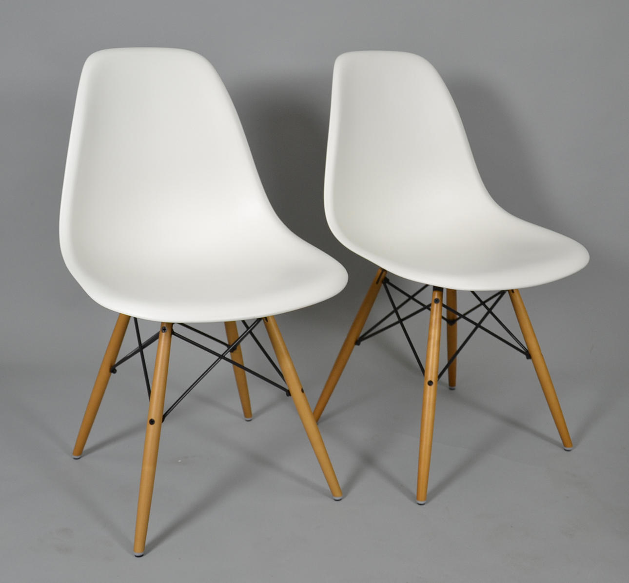 CHARLES & RAY EAMES. Två DSW stolar.