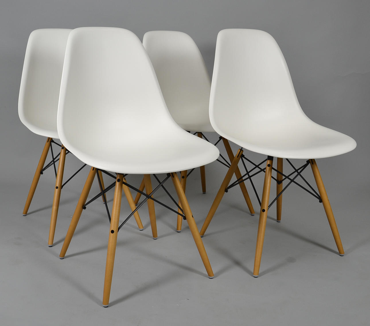 CHARLES & RAY EAMES. Fyra DSW stolar.
