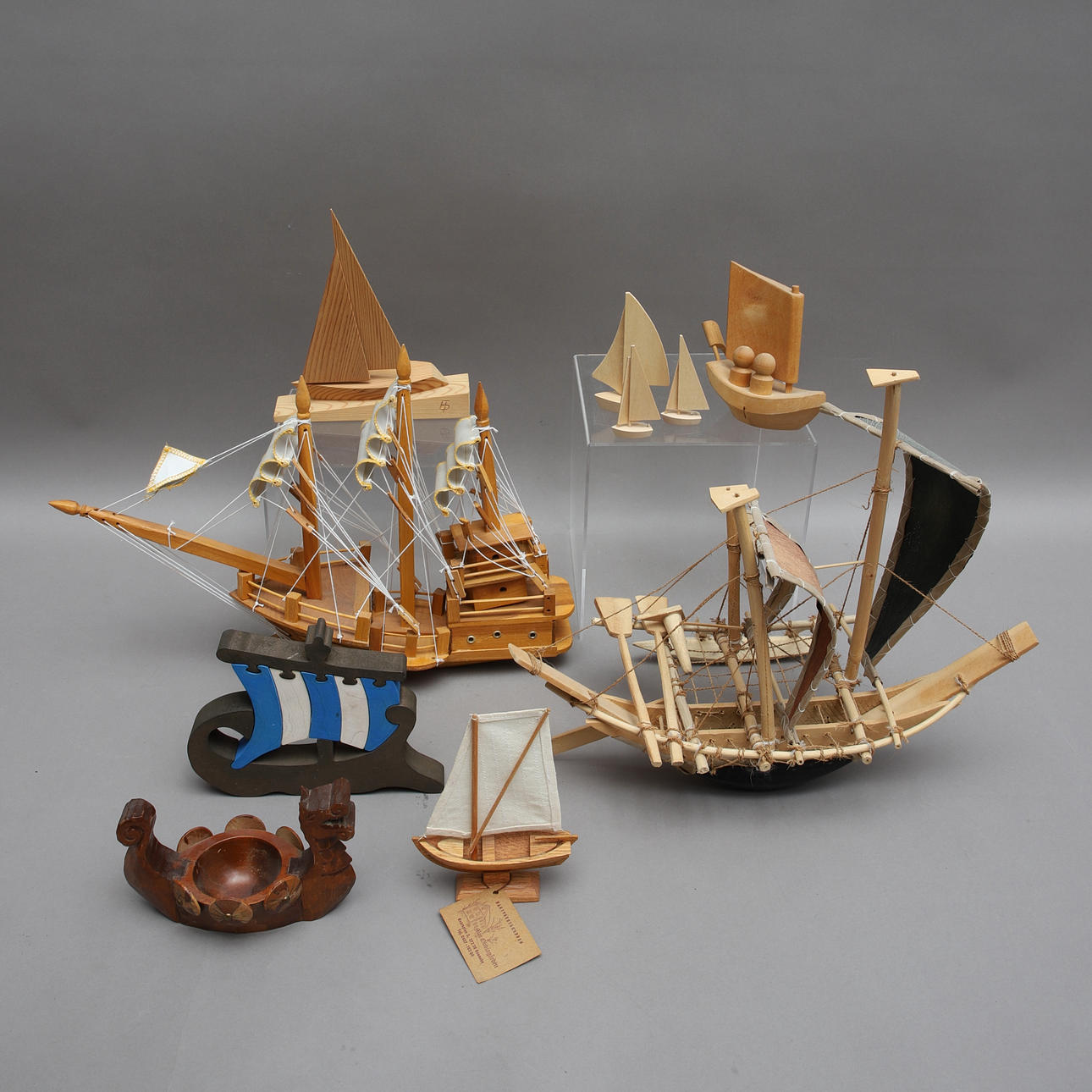 MODELLBÅTAR, 10 st. trä, bambu, textil.
