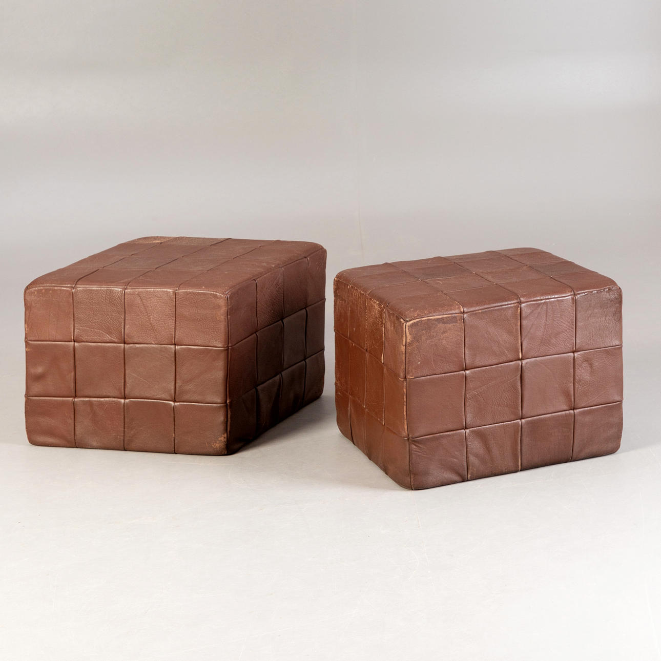 De Sede. Par läder pallar, modell DS-9087.