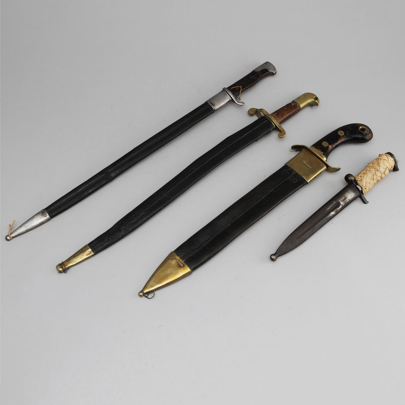 FASKINKNIV samt BAJONETTER, 3 st, 1800/1900-tal.