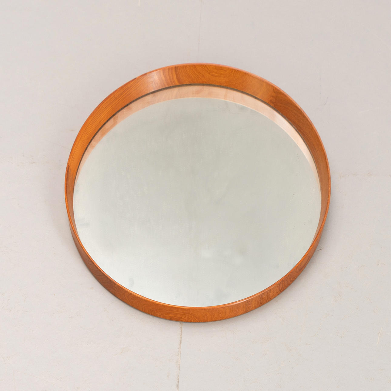 rund spegel med träram.