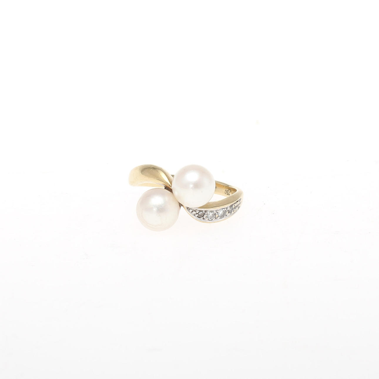 RING, 18K rödguld med odlade pärlor samt diamanter, totalt ca 0,07ct. Vikt 5,5g.