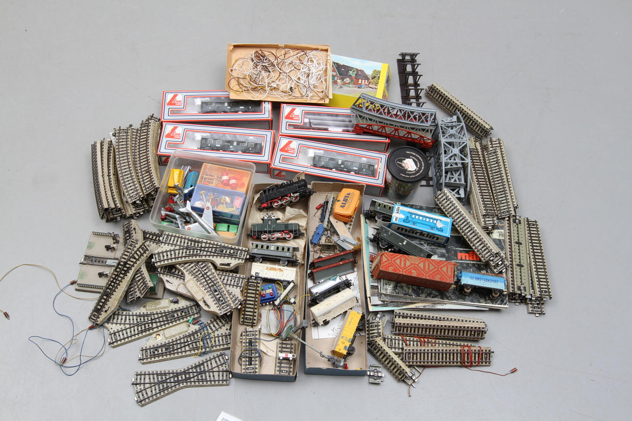 MÄRKLIN lok 3001.1 och TM 800, 8 vagnar, cirka 75 M-räls, 9 växlar med mera.