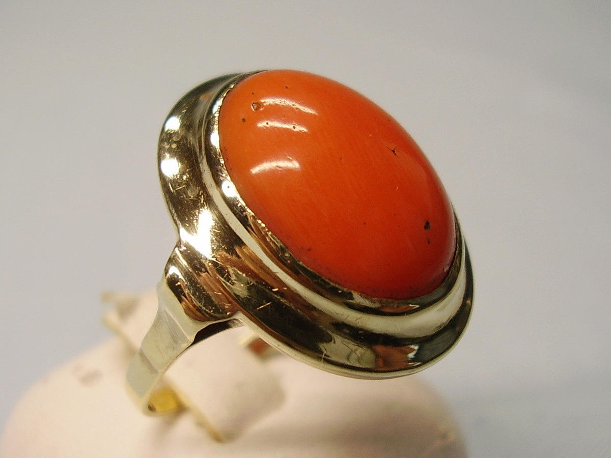 KORALLE RING GELBGOLD 8 KARAT.