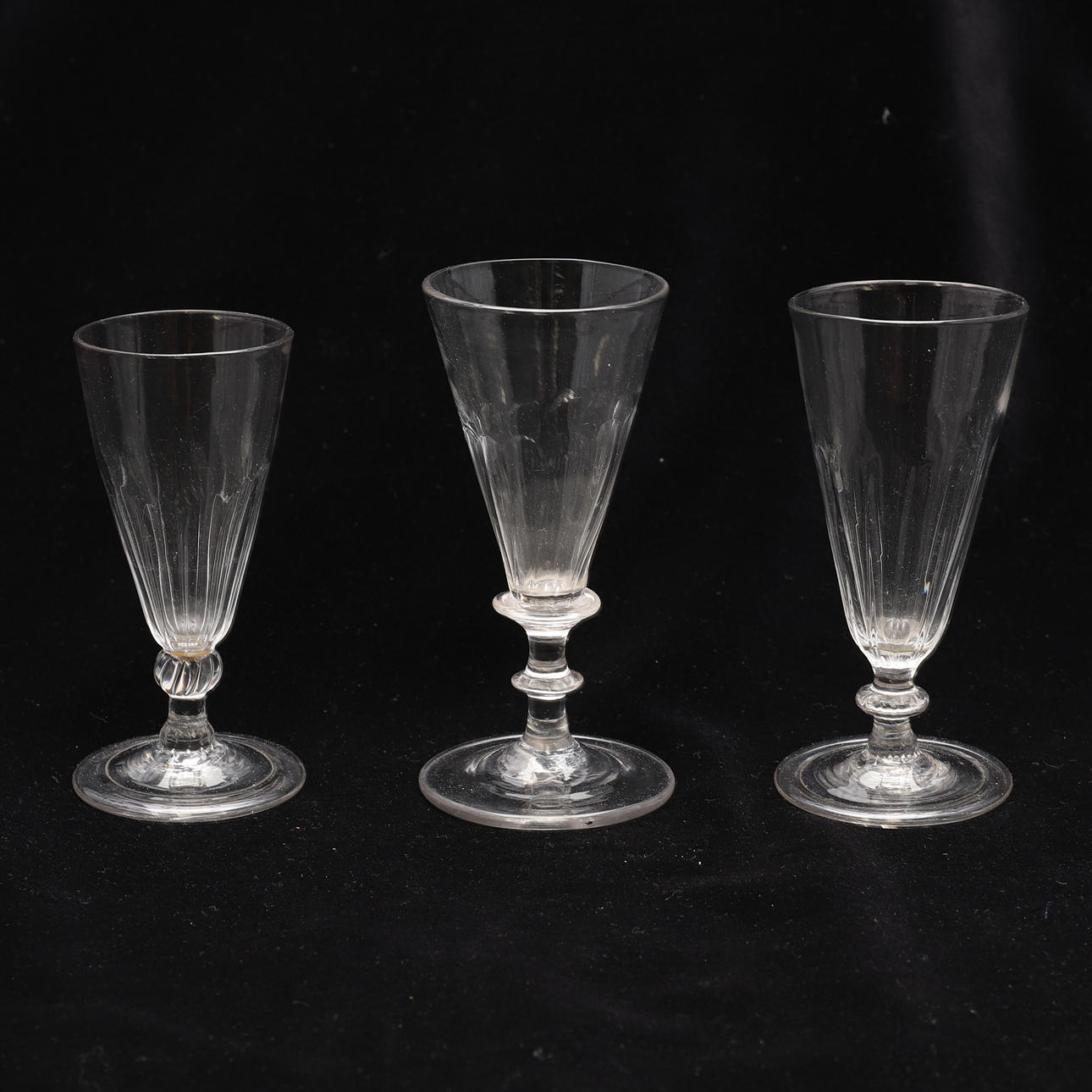 THREE LATE 18TH CENTURY DWARF ALE GLASSES.