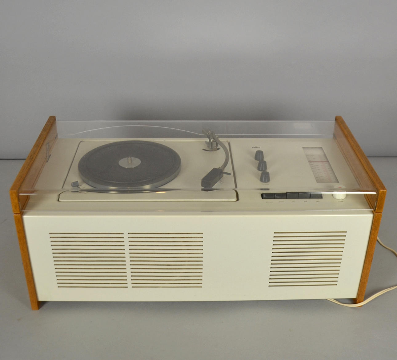 HANS GUGELOT, DIETER RAMS. SK 55 MARRÓN.