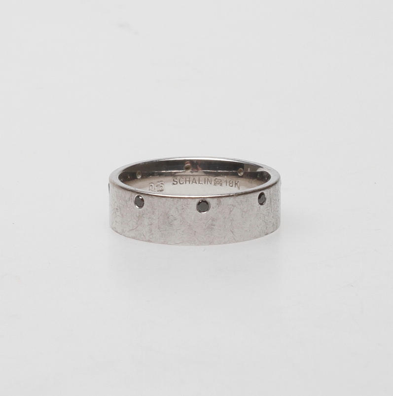 VITGULDSRING MED SVARTA DIAMANTER 0.16 CT, 18k guld, vikt ca 13 gr.