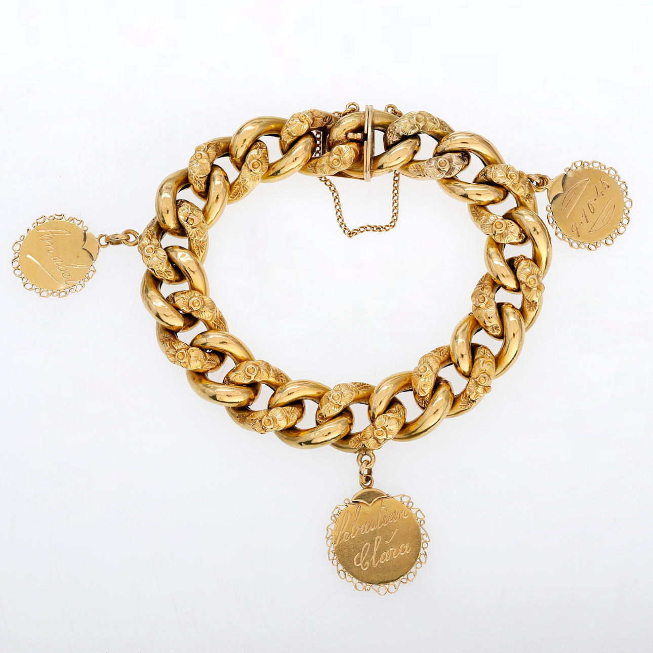 Guld armbånd med charms.