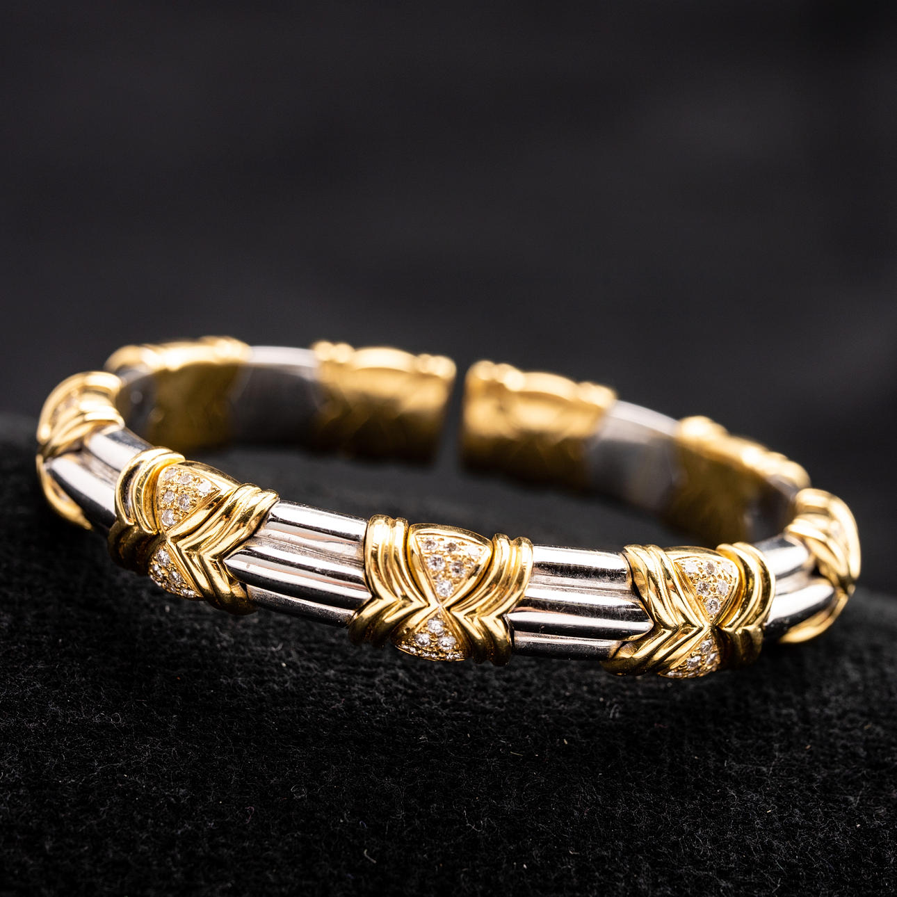 750 guld armring med diamanter.