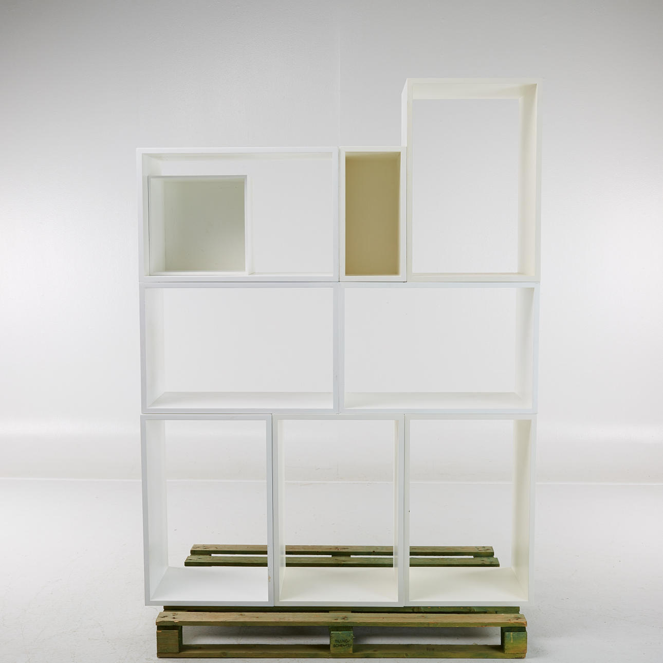 MUUTO, JDS Architects, hyllsystem "Stacked", 9 moduler, vitlackerade.