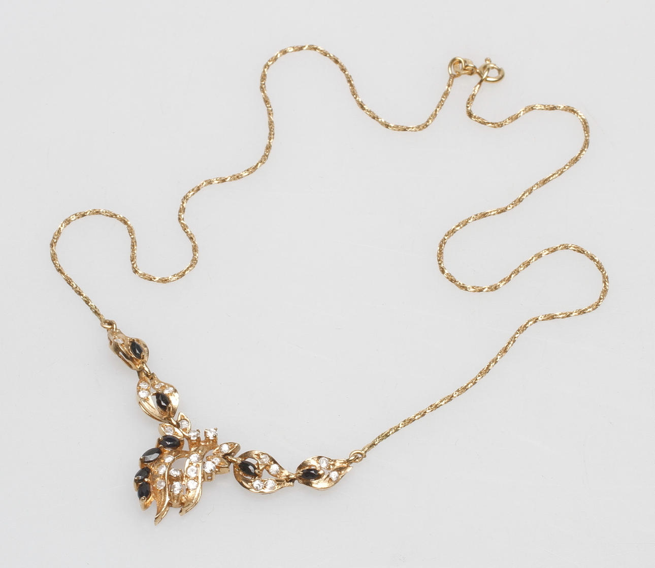 HALSBAND MED HÄNGE, 18k guld, vikt ca 7,8 gr.