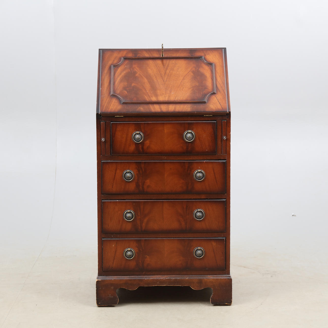 SEKRETÄR, Engelsk stil ,1900-talets andra hälft.