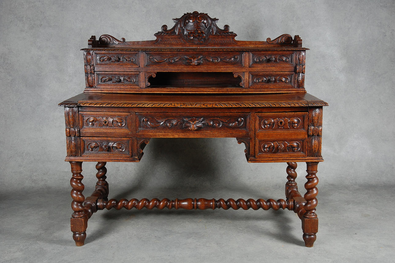 SKRIVBORD, barockstil, rikligt skuret, 1900-talets första hälft.