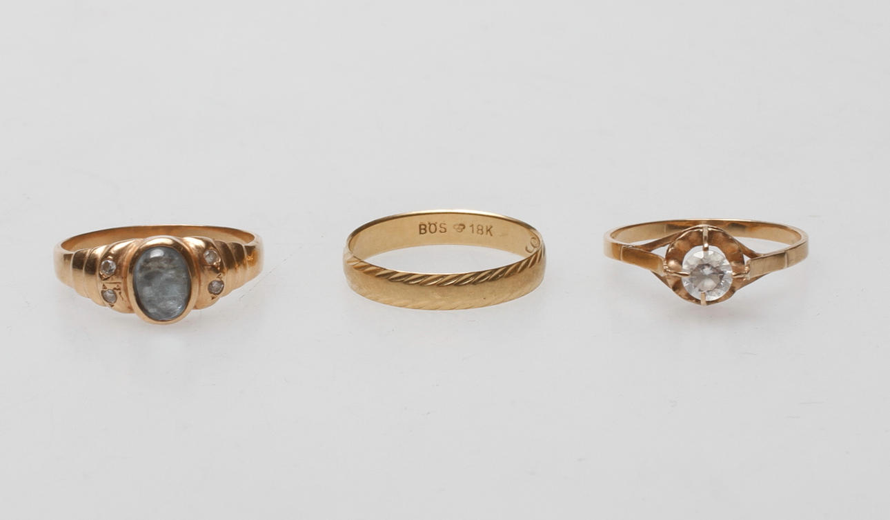 RINGAR, 3 st, 18k guld, vikt ca 6,3 gr.