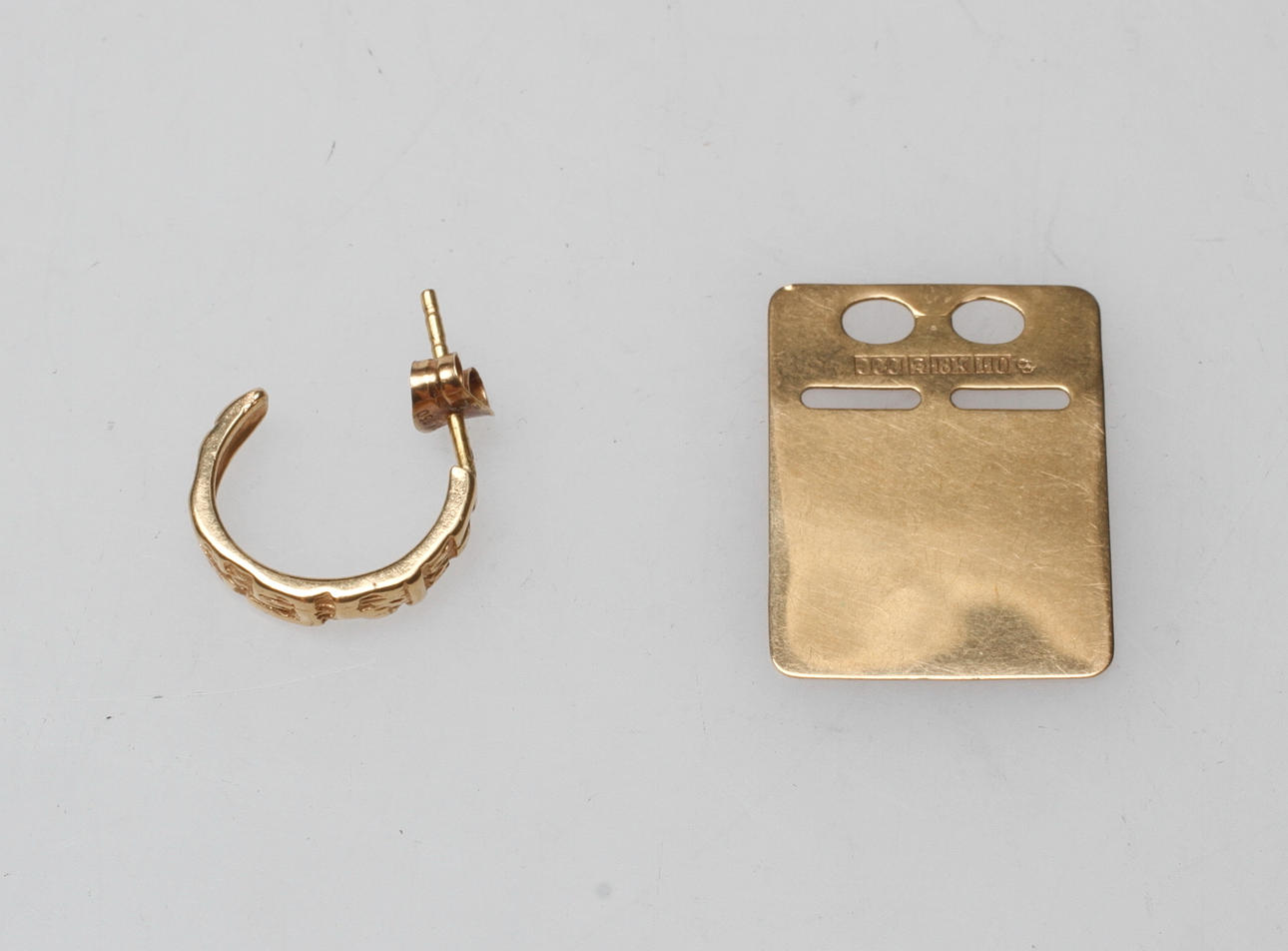 ID-BRICKA SAMT ETT ÖRHÄNGE, 18k guld, vikt ca 2,6 gr.