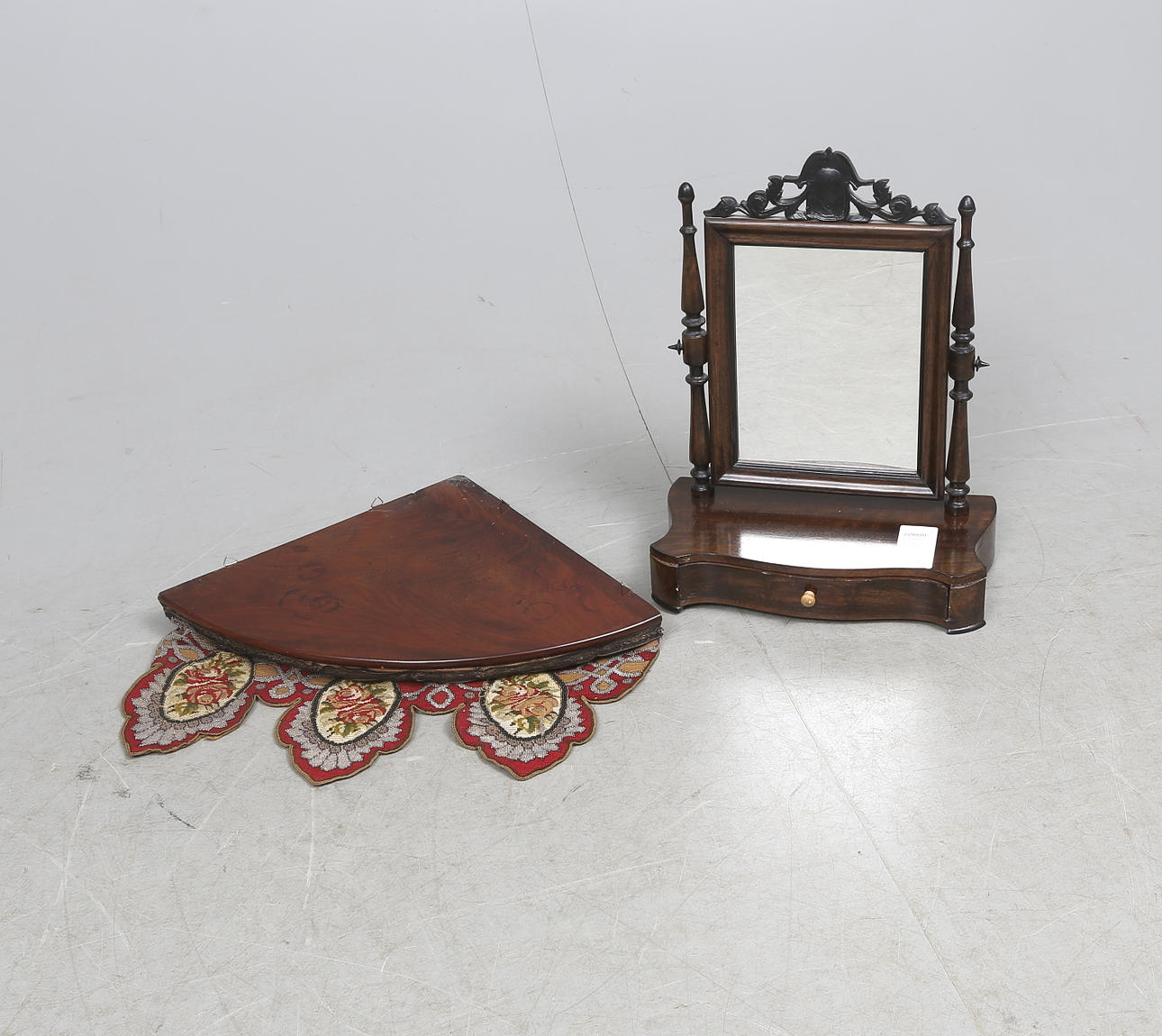 BYRÅSPEGEL samt HÖRNKONSOL, sent 1800-tal.