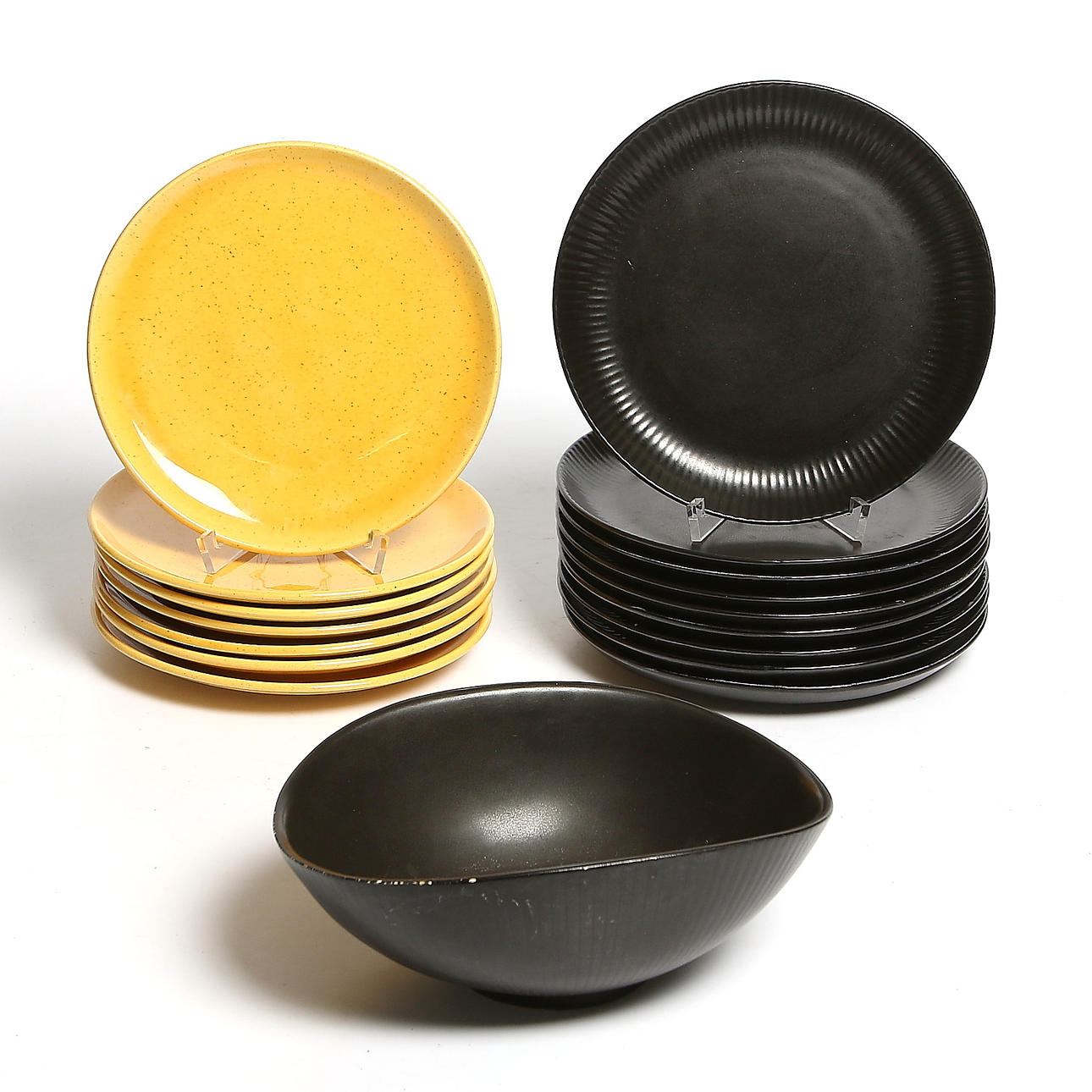 ASSIETTER samt SKÅL, 17 delar, "Mangania-glasyr", Lillemor Mannerheim, Gefle samt Bo Fajans. 1900-talets mitt.