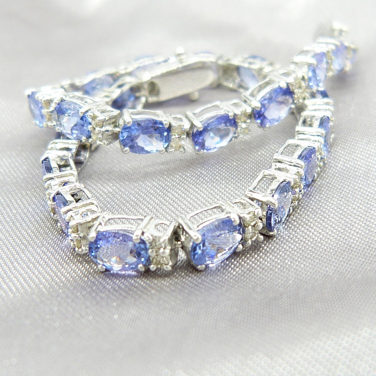 TANZANITE & DIAMOND line bracelet.