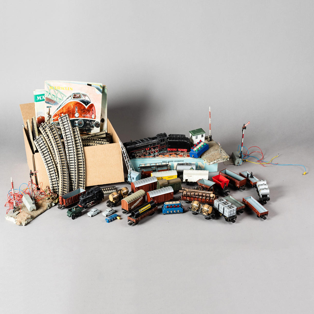 MÄRKLIN. Märklin samling av olika järnvägar och räls.