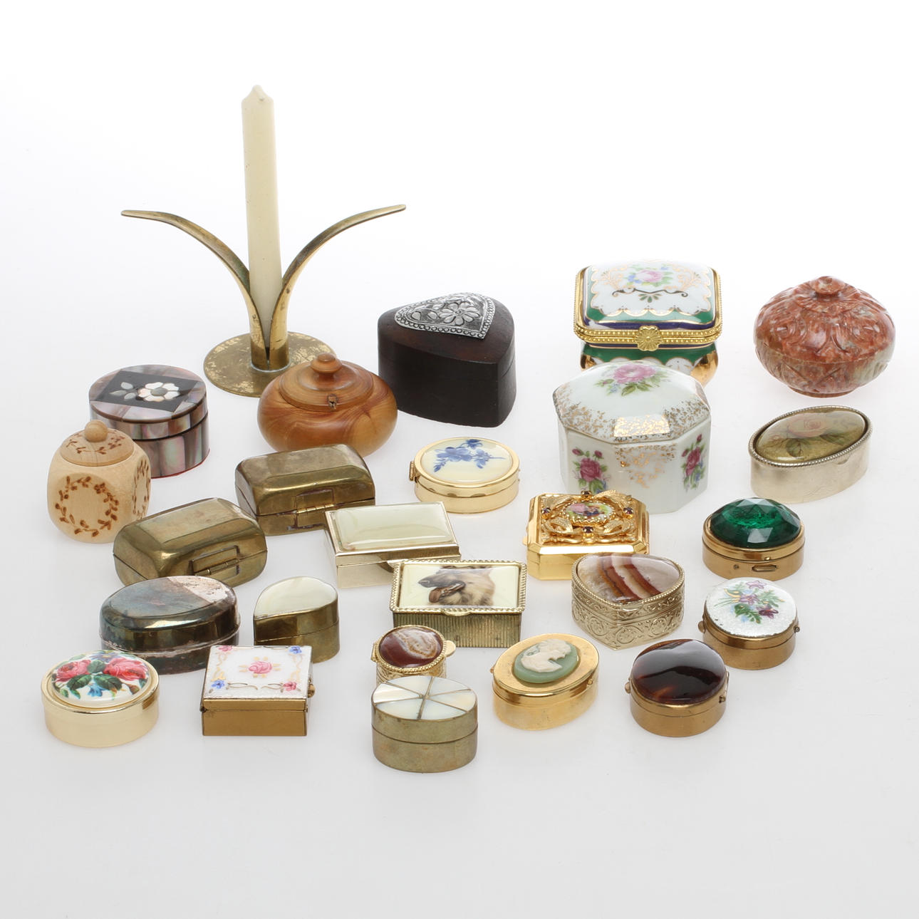 PARTI PILLERDOSOR, 25 st, samt ljusstake, 1900/2000-tal.