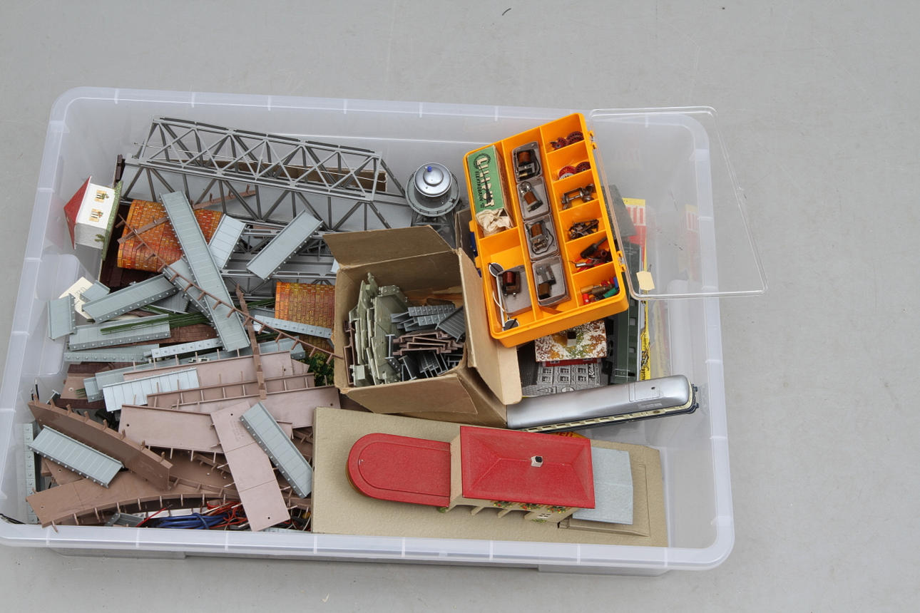 MODELLTÅG tillbehör, hus, broar med mera.