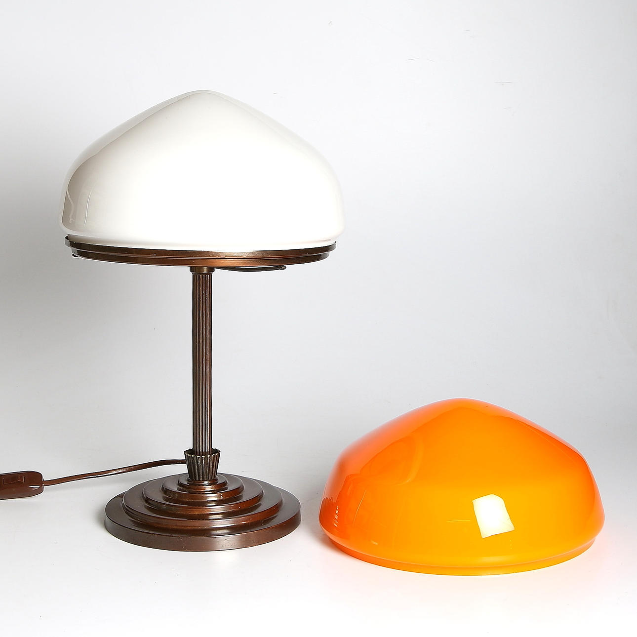 SKRIVBORDSLAMPA med tillhörande KUPOR, 3 delar, koppar och glas, Art deco,1930-tal.