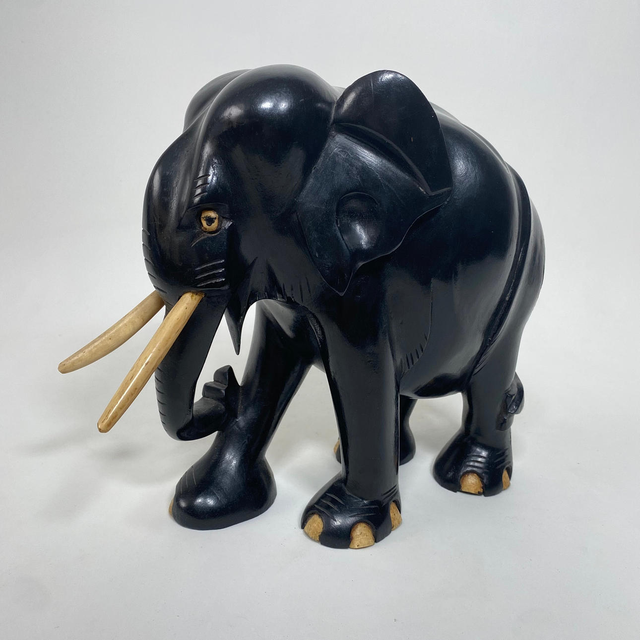 ELEFANTFIGUR. Udskåret Ibenholt og ben.