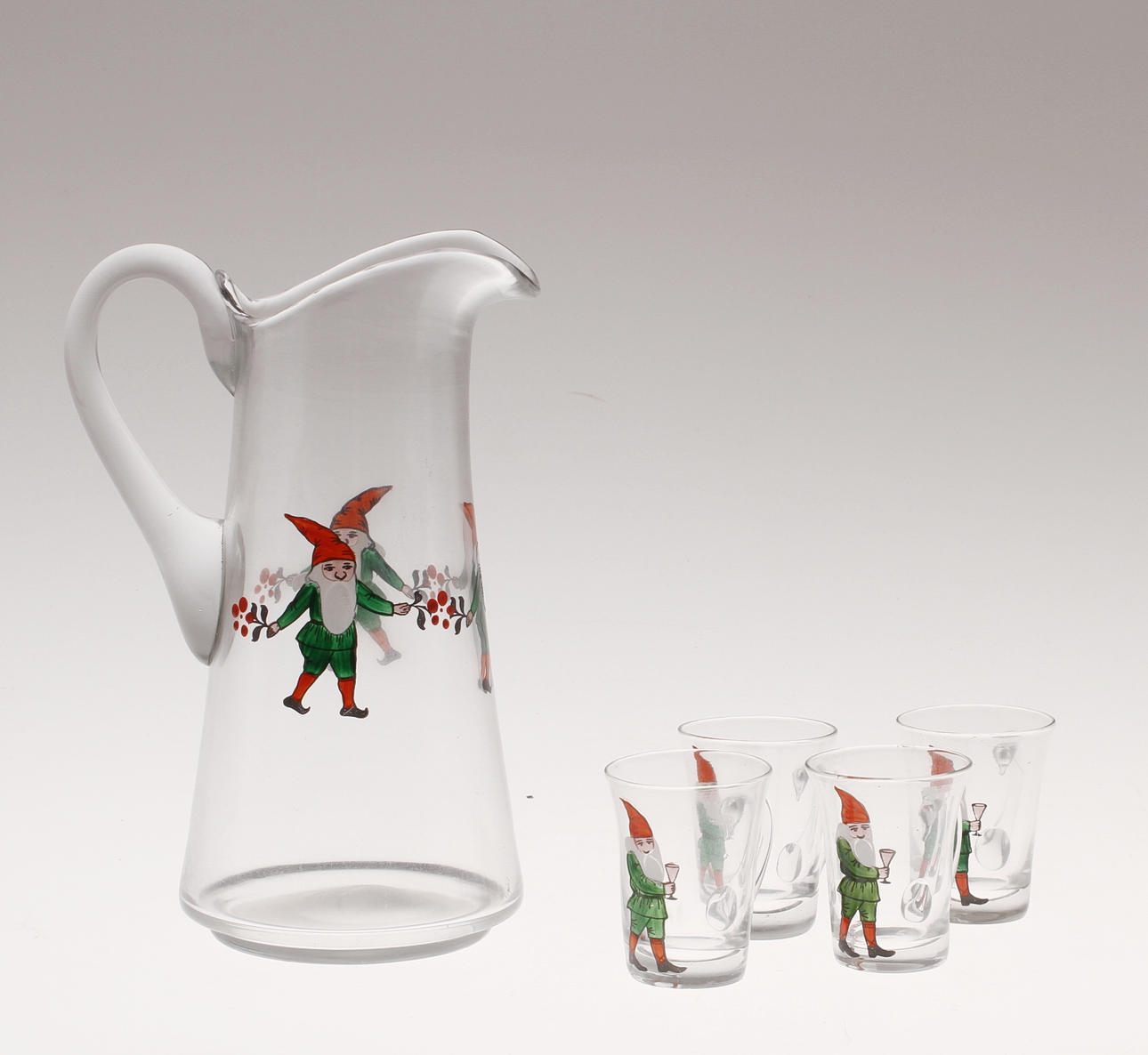 GLASKARAFF samt GLÖGGLAS 4 st, dekor av tomtar. 1900-tal.