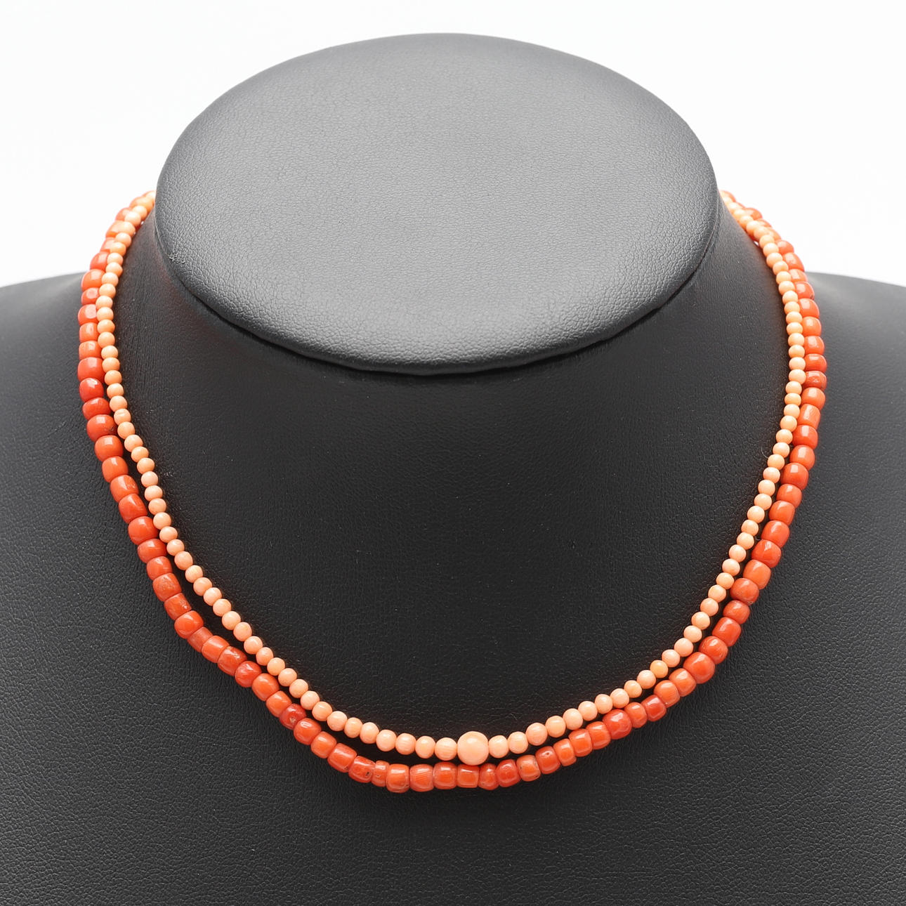 TVÅ STRÄNGAR AV KORALL PÄRLOR.