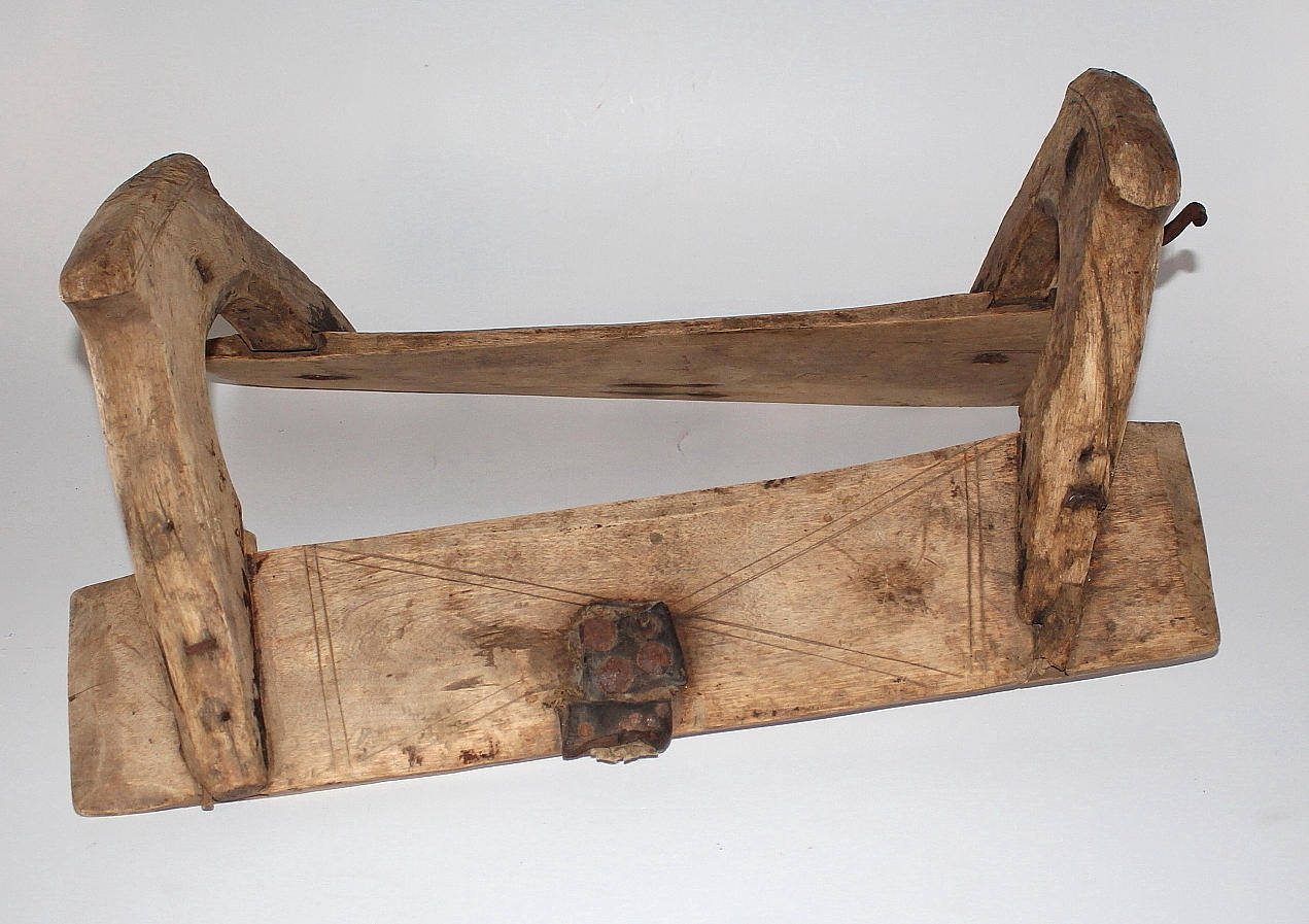 KLÖVJESADEL, trä, 1700-tal.