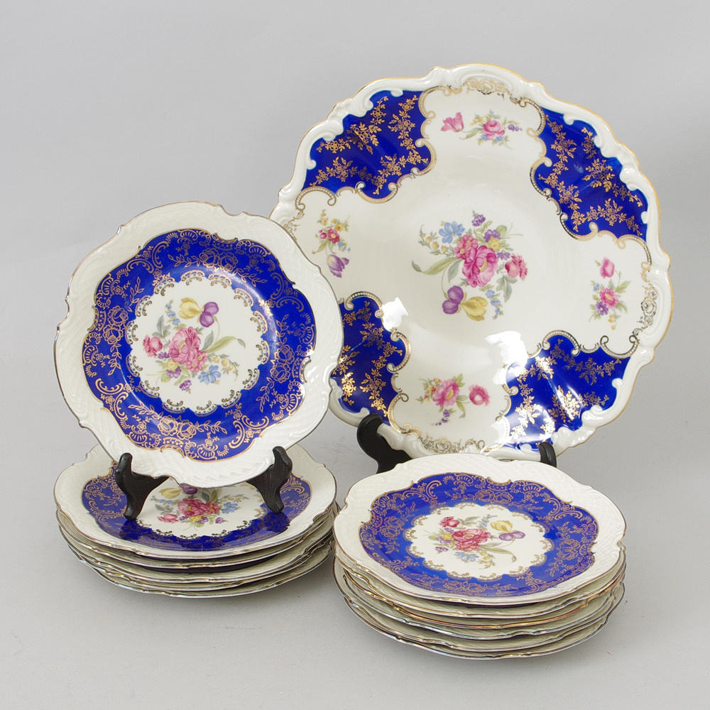 FRUKTSERVIS, 13 delar, porslin, blomdekor med förgyllningar.