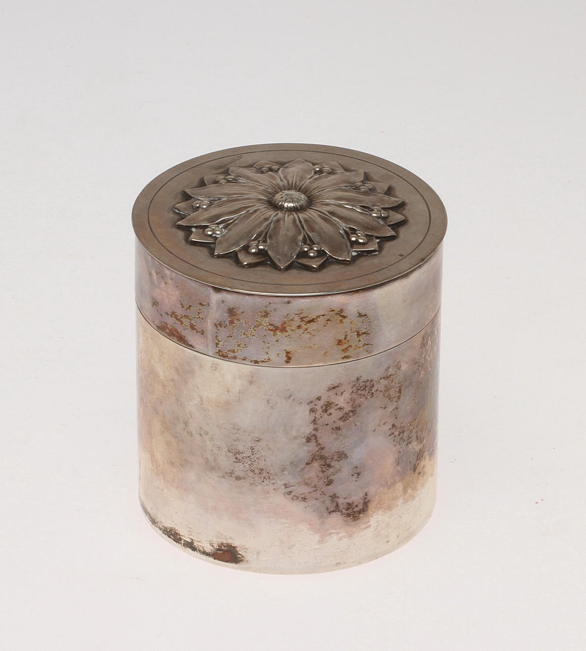 LOCKDOSA, silver, W A Bolin, Stockholm, 1937. Vikt 188 gram.