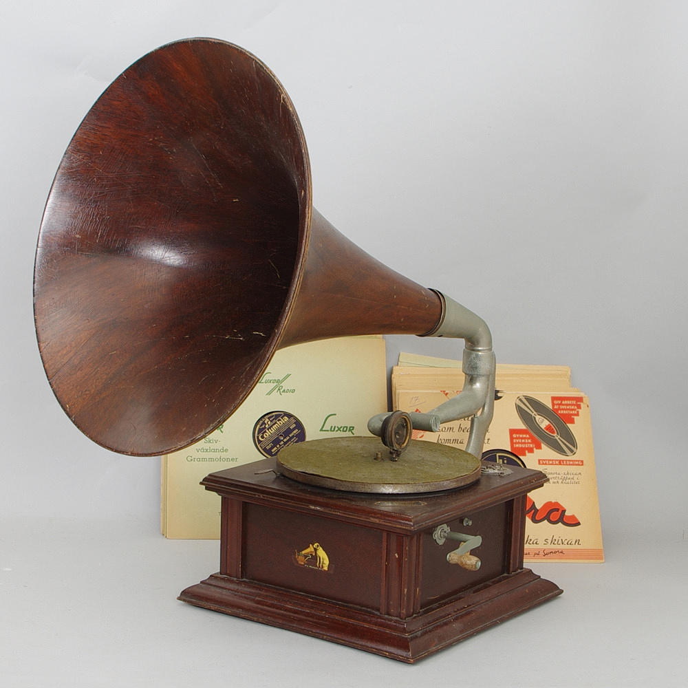 TRATTGRAMMOFON SAMT STENKAKOR, His Masters Vioce.