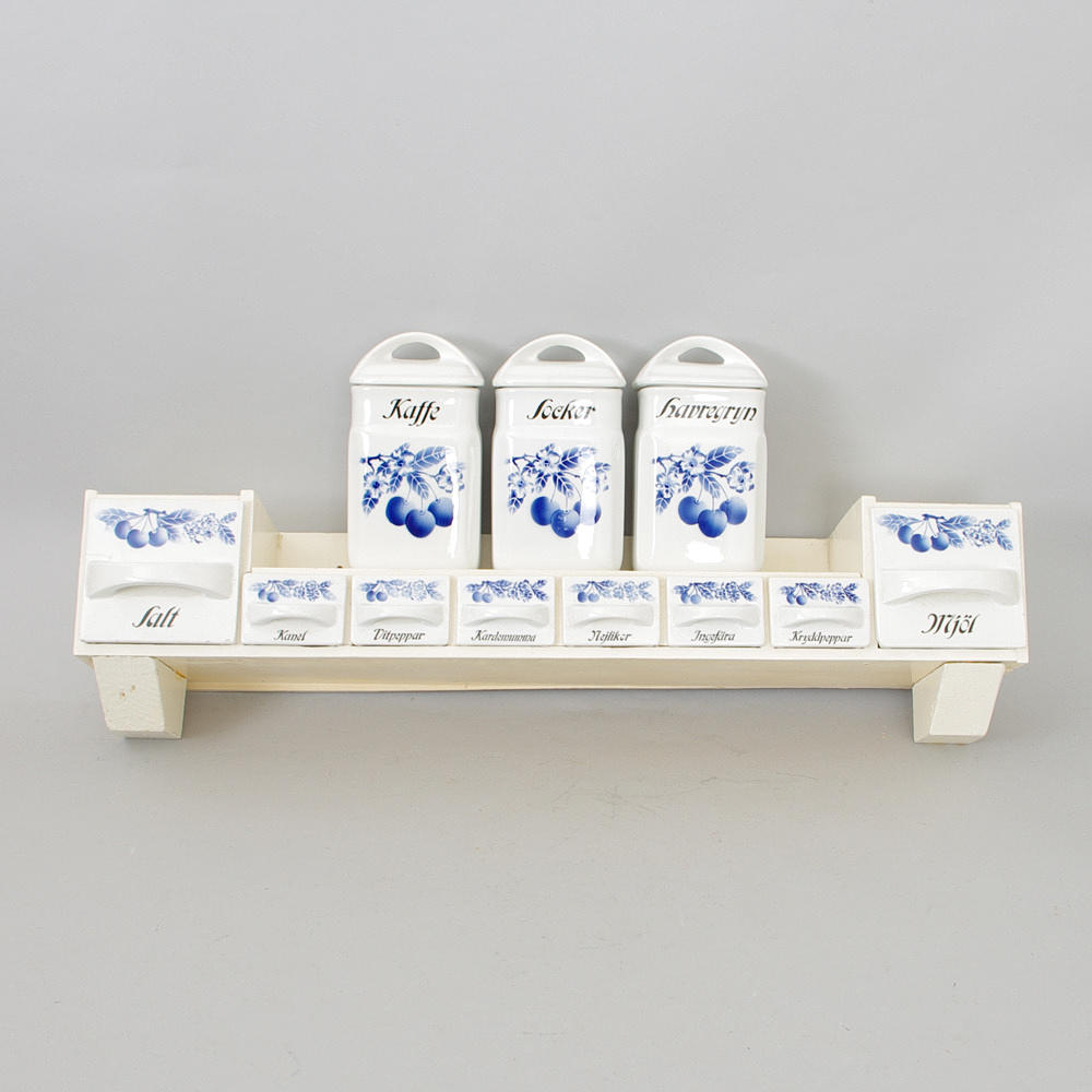 KRYDDHYLLA, porslin/vitmålat trä.